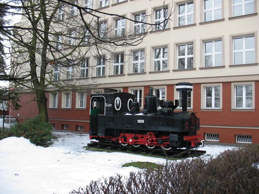 Parowozik przed Technikum Kolejowym