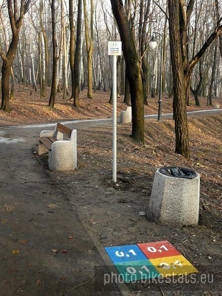 Oznaczenie ścieżek na Księżej Górze (z kilometrażem)
