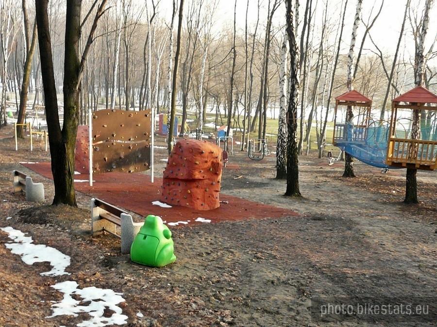 Komu mało pedałowania, może sie wyżyć na bulderku i w siłowni :)