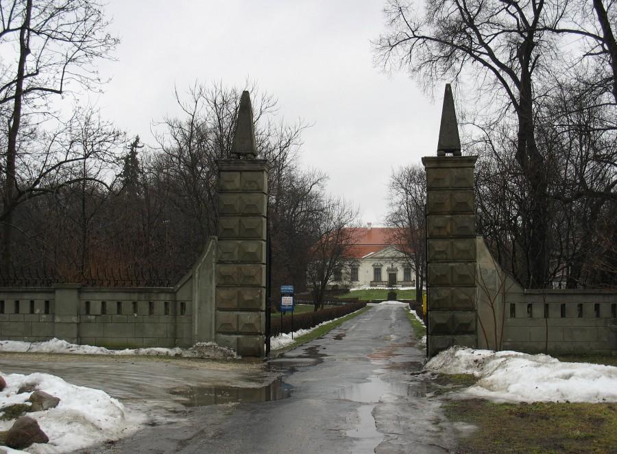 Obory - brama wjazdowa do pałacyku