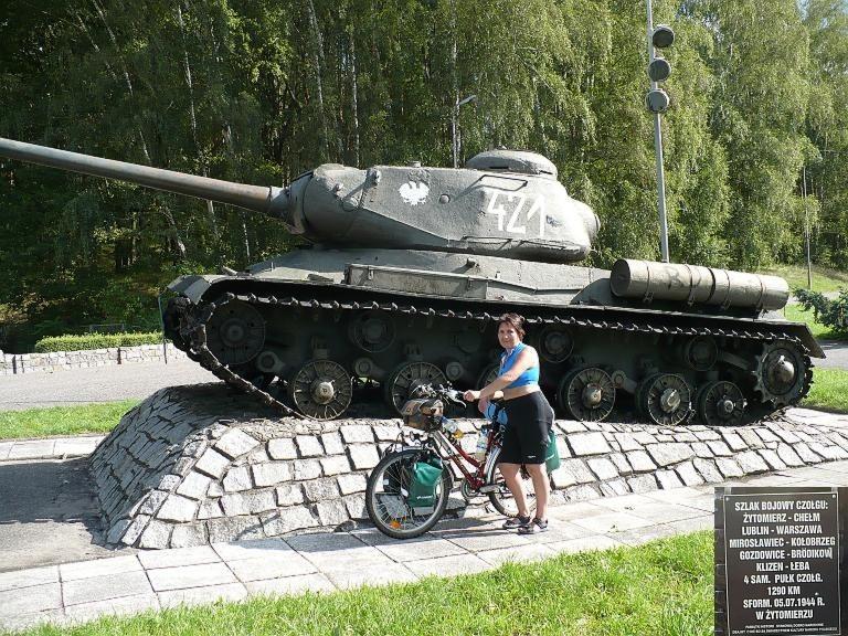 Czołg IS-2 jako pomnik w Siekierkach