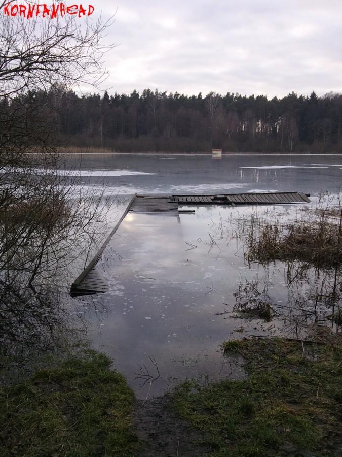 Zalany pomost nad jeziorem