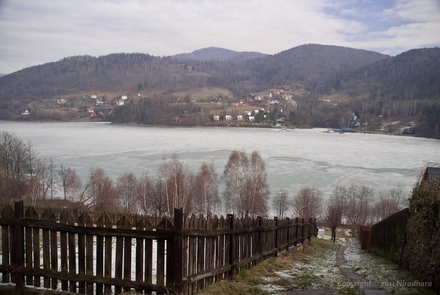 Jezioro Żywieckie skute lodem