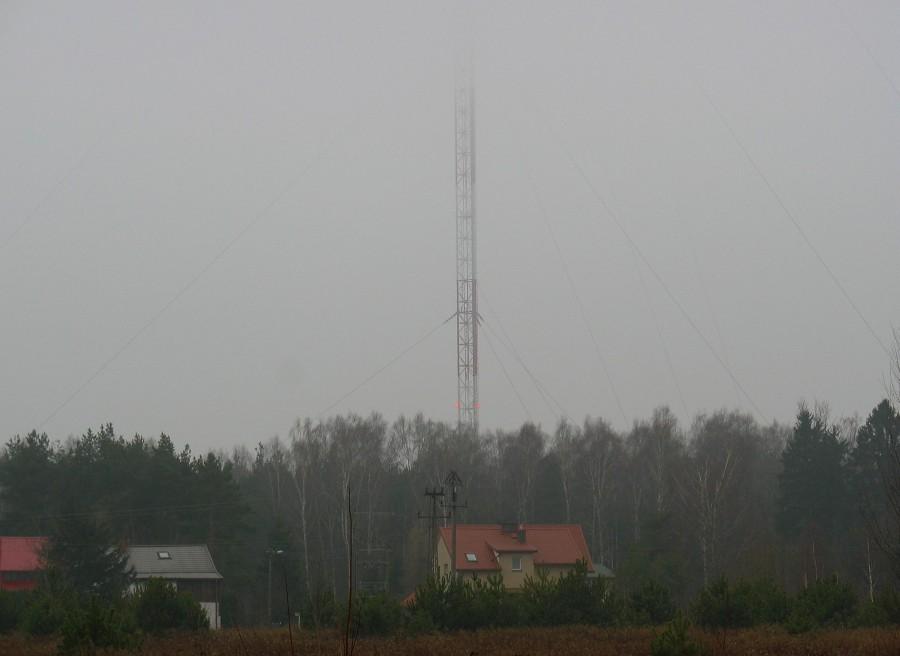 Maszt Radiostacji Raszyn spowity mgłą