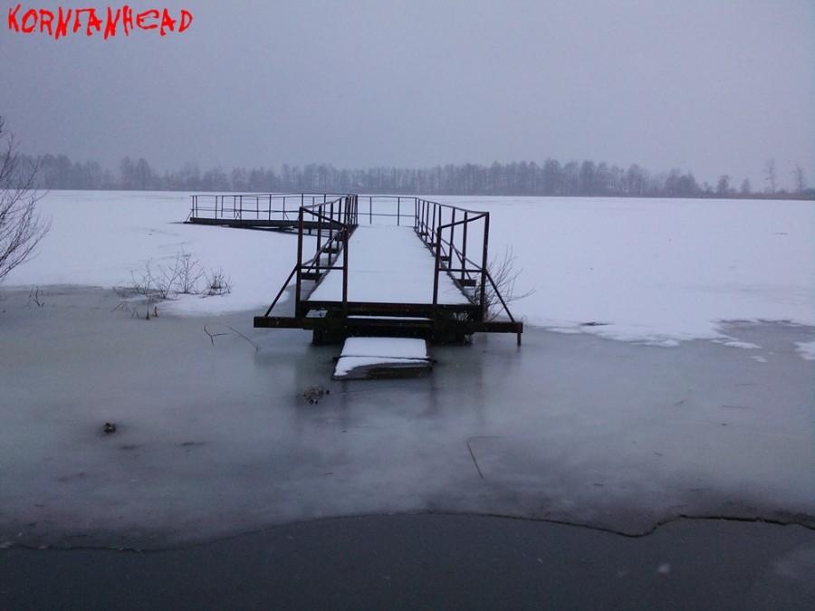 Pomost nad jeziorem z podniesionym poziomem wody