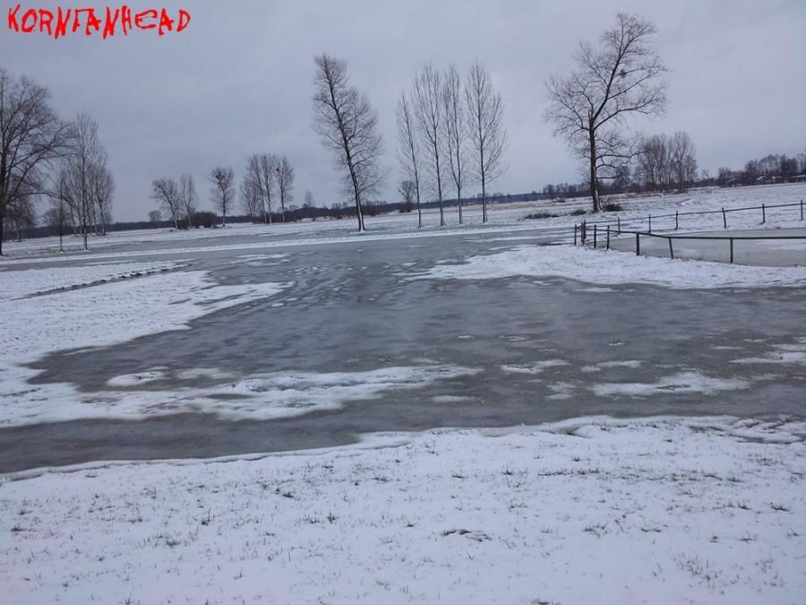 Śnieg i woda na polach