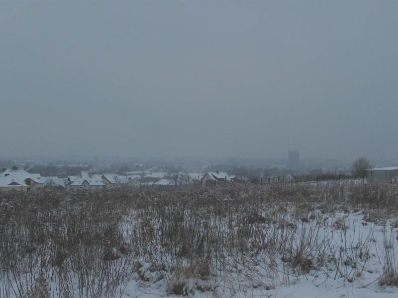 Miasto ledwo widoczne.