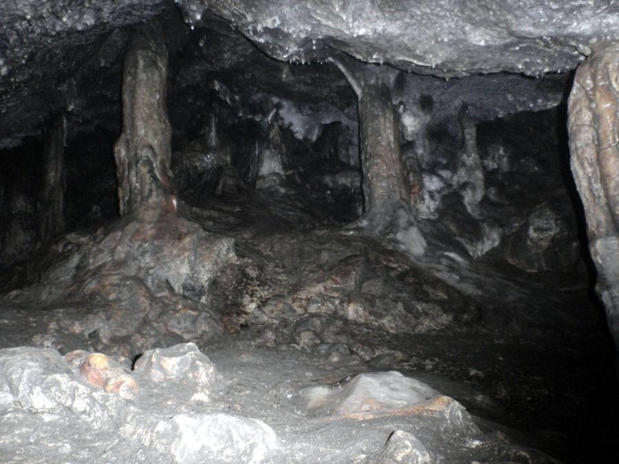 Stalagnaty w jaskini pod Zieloną Górą