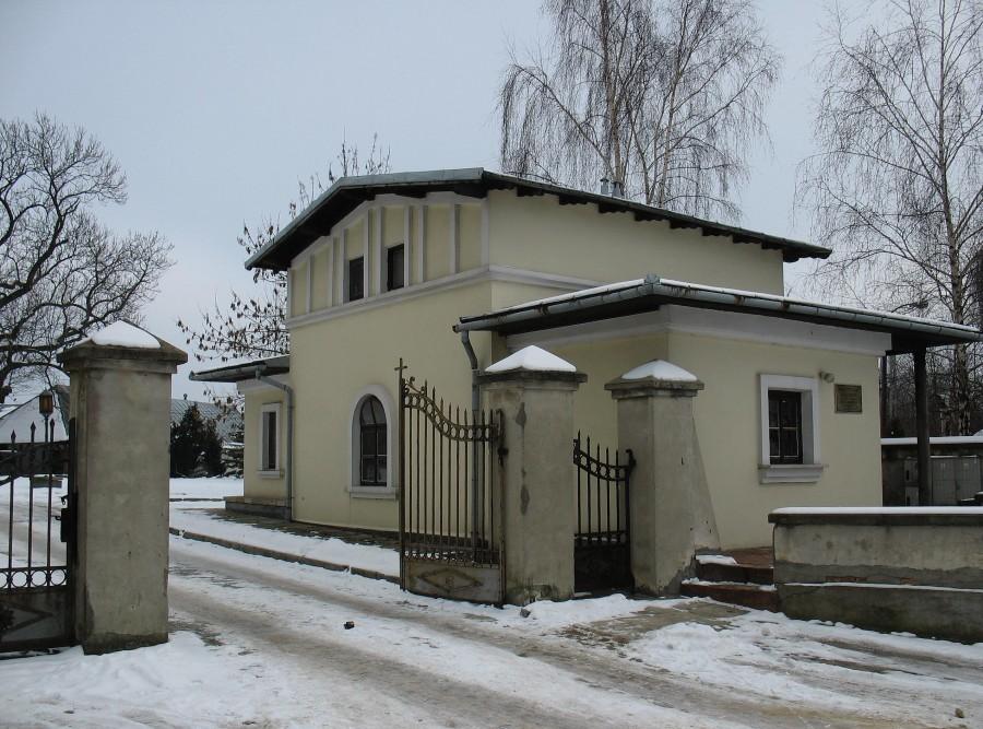 Służew - brama wjazdowa na plebanie kościoła św. Katarzyny
