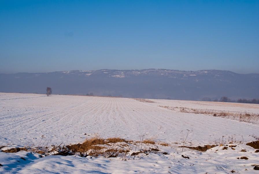 pustka a w dali Beskid Mały