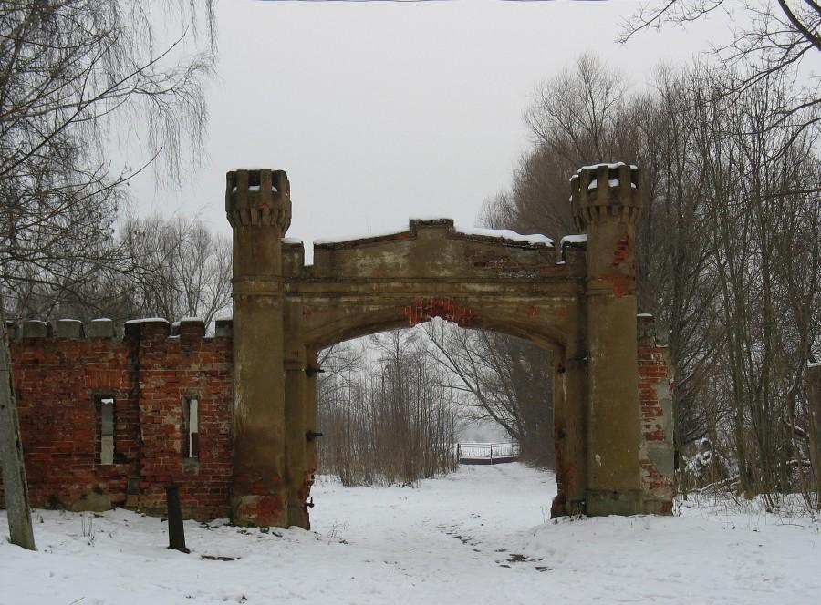Falenty - brama neogotycka