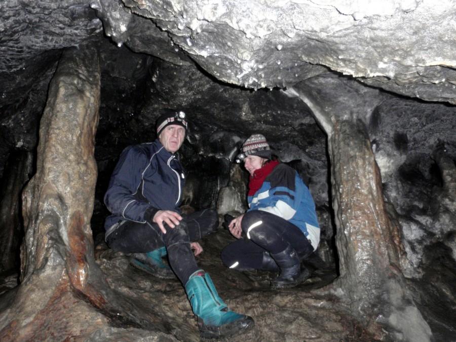Pod kamiennymi kolumnami w Jaskini pod Zieloną Górą
