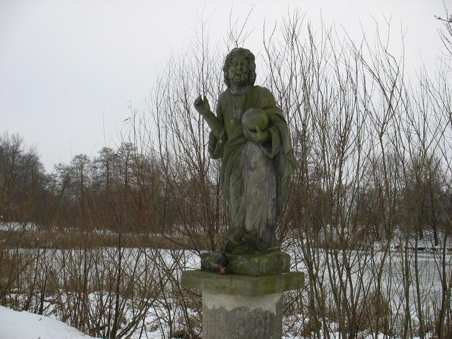 Figura św. Piotra na grobli Stawów Raszyńskich
