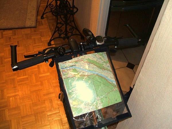 Mapnik rozlozony w calosci - w czasie jazdy musi byc zlozony na pol, tak zeby nie haczyc o niego kolanami