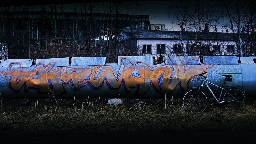 Grafiti na rurociągu.