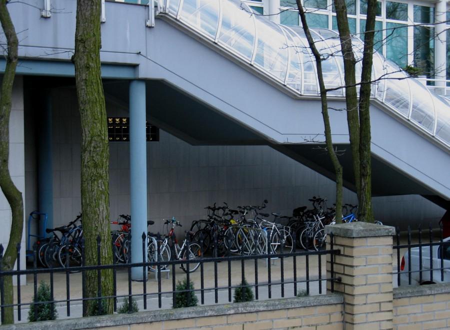 Składzik rowerów przy apartamentowcu
