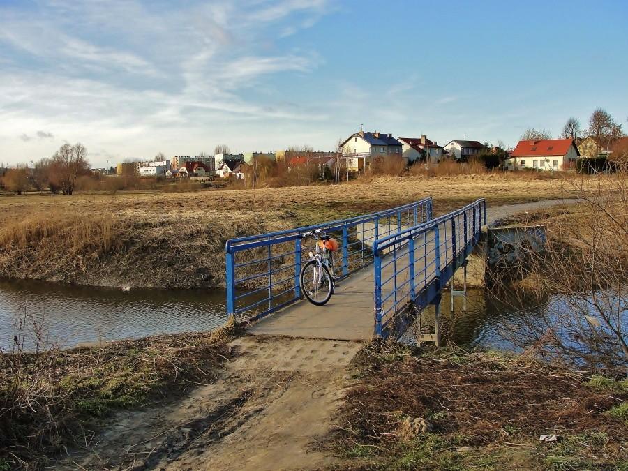 Mostek, przez strumyk wpływający do Wisły.