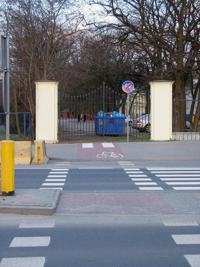 Ścieżka rowerowa z bramą