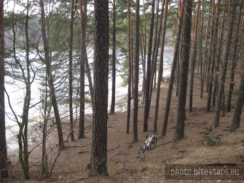 Widok na plażę Jeziora Miejskiego w Okońcu - bardzo stromo.