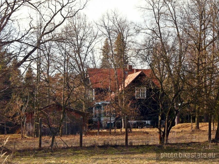Żbytkowa leśniczówka Bibiela. Dobrze ukryta przed wścibskimi :)