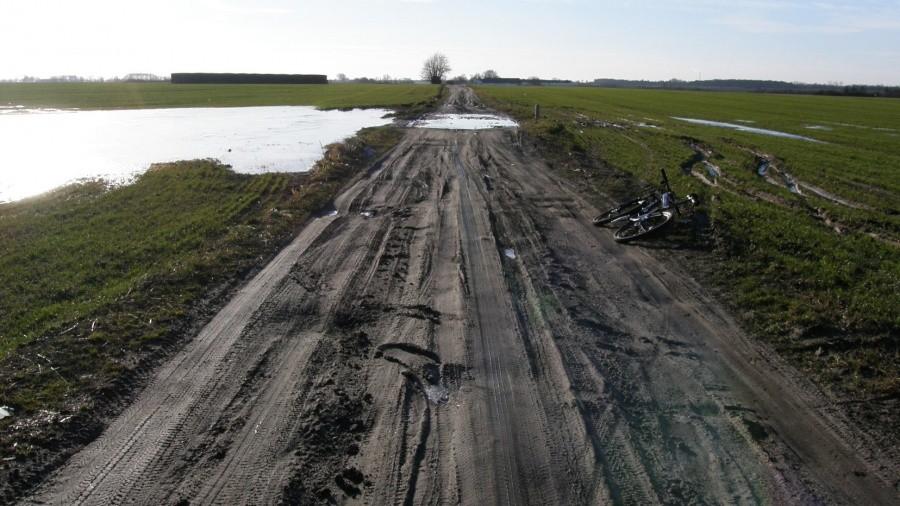 Przez pola, sama nuda i błotne kałuże