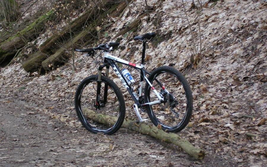 Czyściutki Trek chciał zapozować w terenie, więc ... :)
