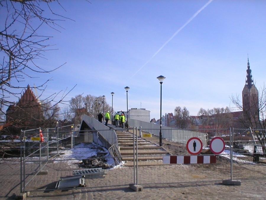 POCZĄTEK DEMONTAŻU DRUGIEJ KŁADKI NAD RZEKĄ ELBLĄG