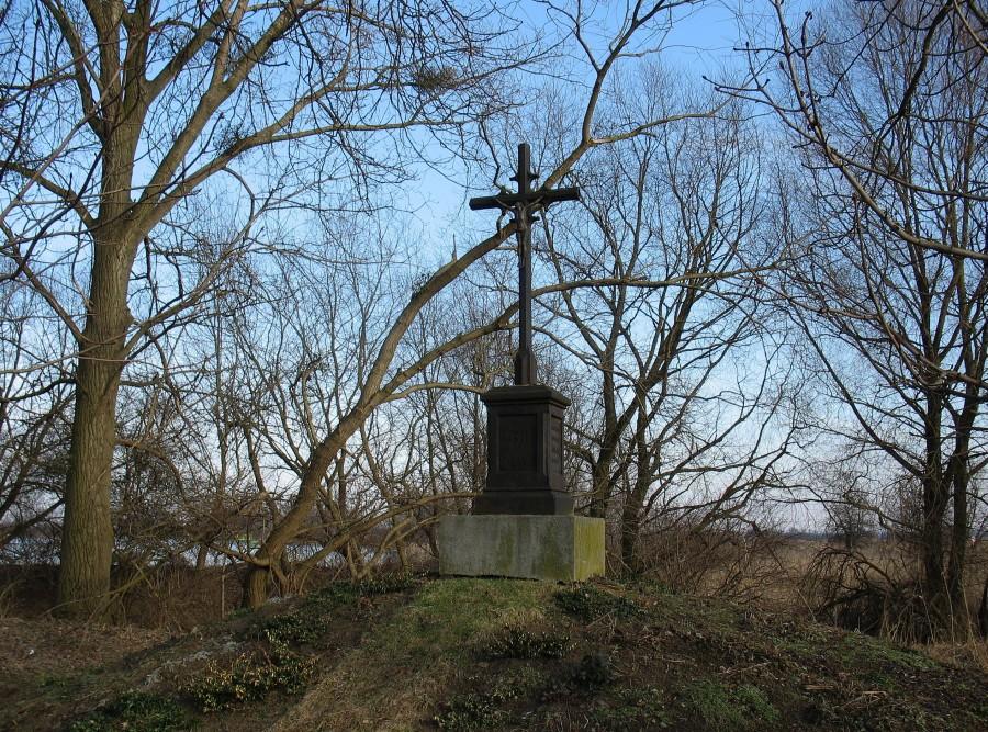 Krzyż nad stawami w Mirkowie