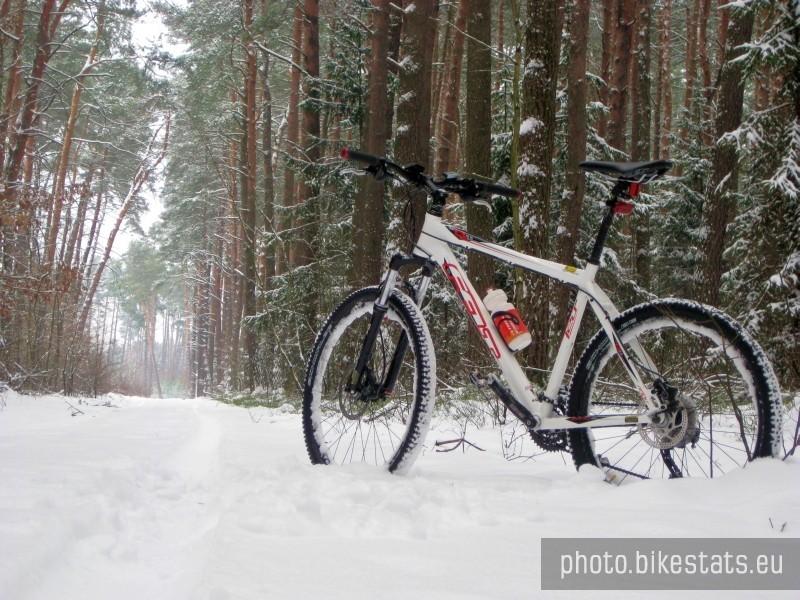 Ośnieżona droga z Dębogóry do Zielonki.