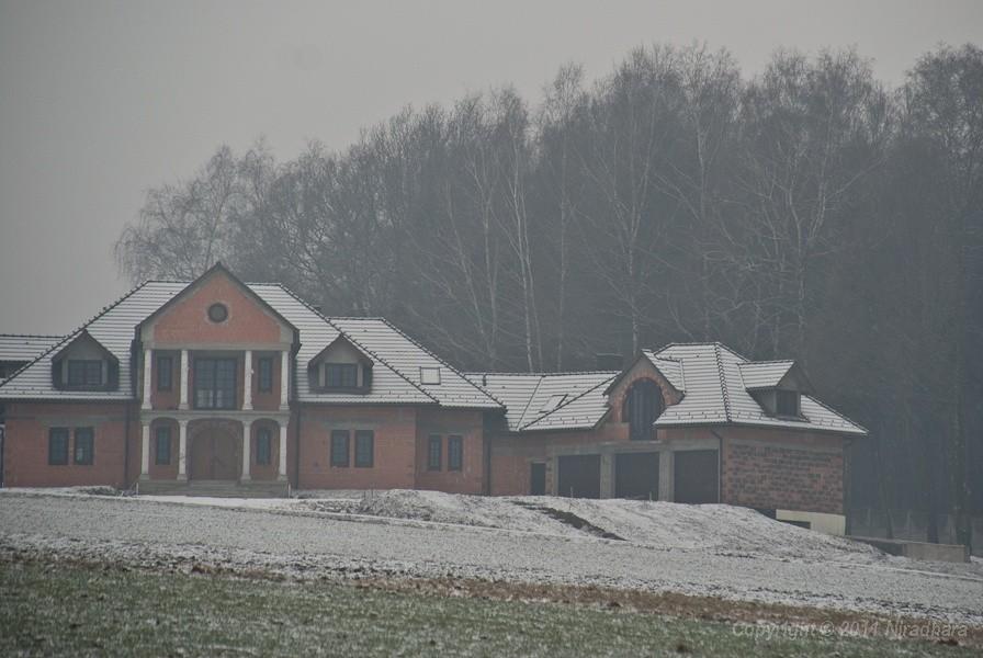 kryzys w kraju się pogłębia, ludzie buduja w lesie lepianki