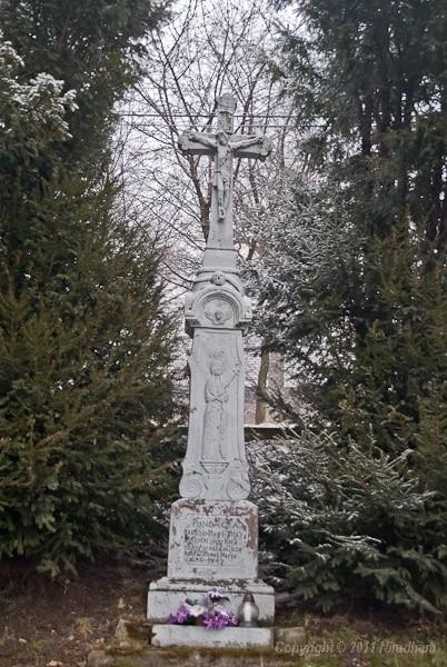 krzyż z czaszką