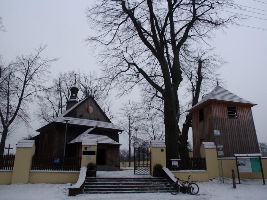 Foto zagadka Nr7. Kościółek drewniany p.w. ... w ...