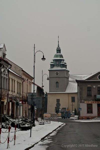 kęcki rynek, w dali kościół św. Małgorzaty i Katarzyny