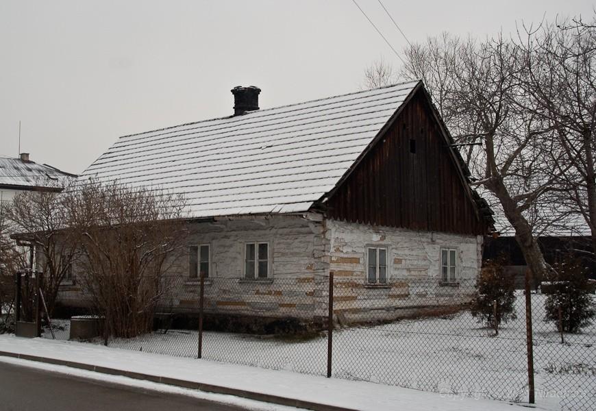 chata w środku miasta