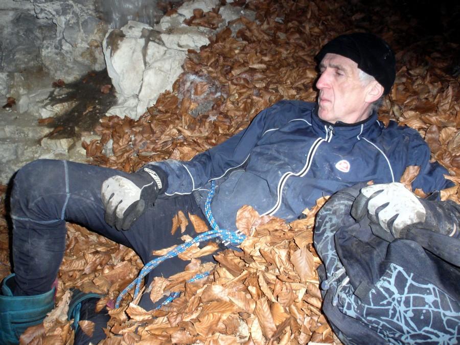 W Jaskini na Dupce kupa liści