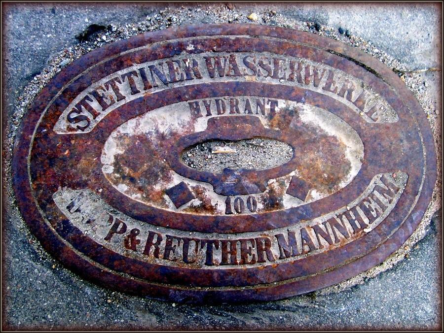 Przedwojenna pokrywa hydrantu. Stettiner Wasserwerke.