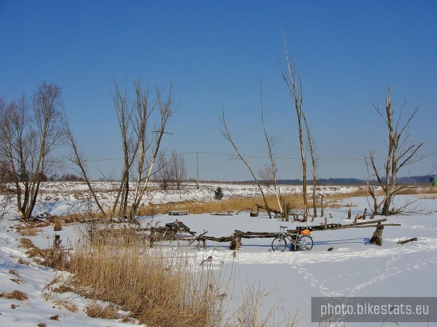 Zimowe klimaty. Zamarznięty staw, hodowli ryb.