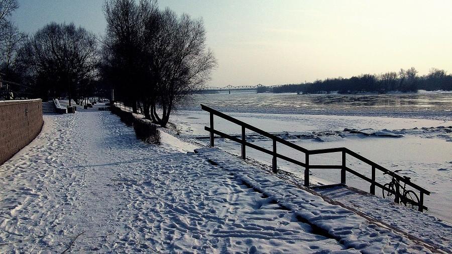 Widok na bulwar i trochę roweru