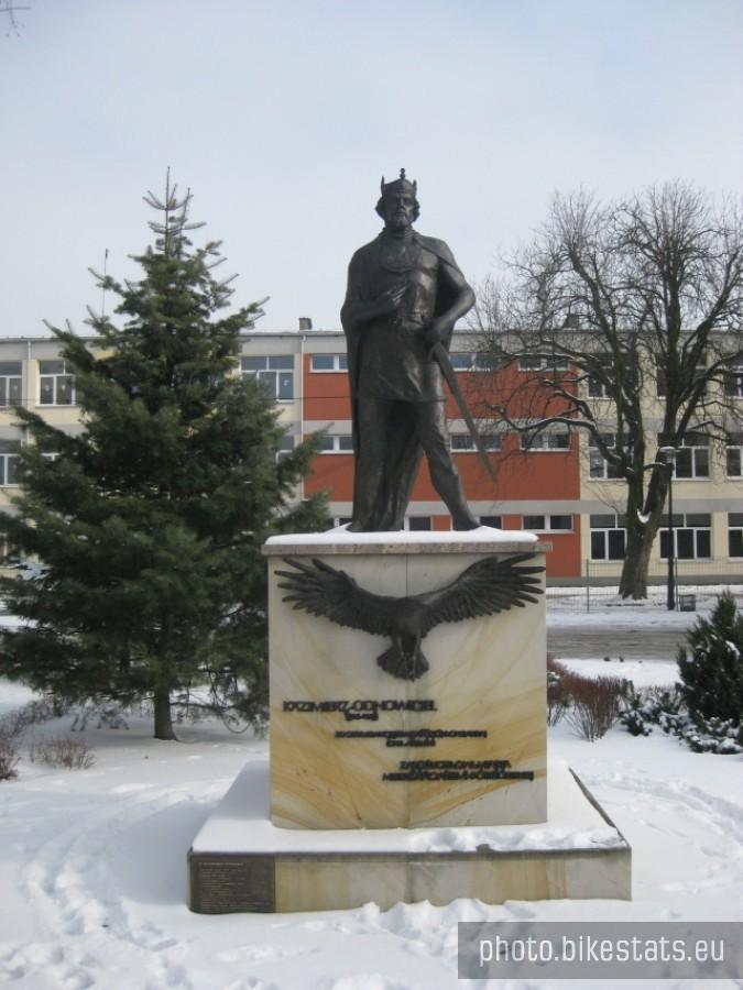 Pomnik Kazimierza Odnowiciela - założyciela miasteczka.