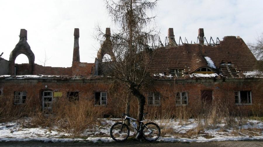 Ciekawa architektura zrujnowana w Żabnie