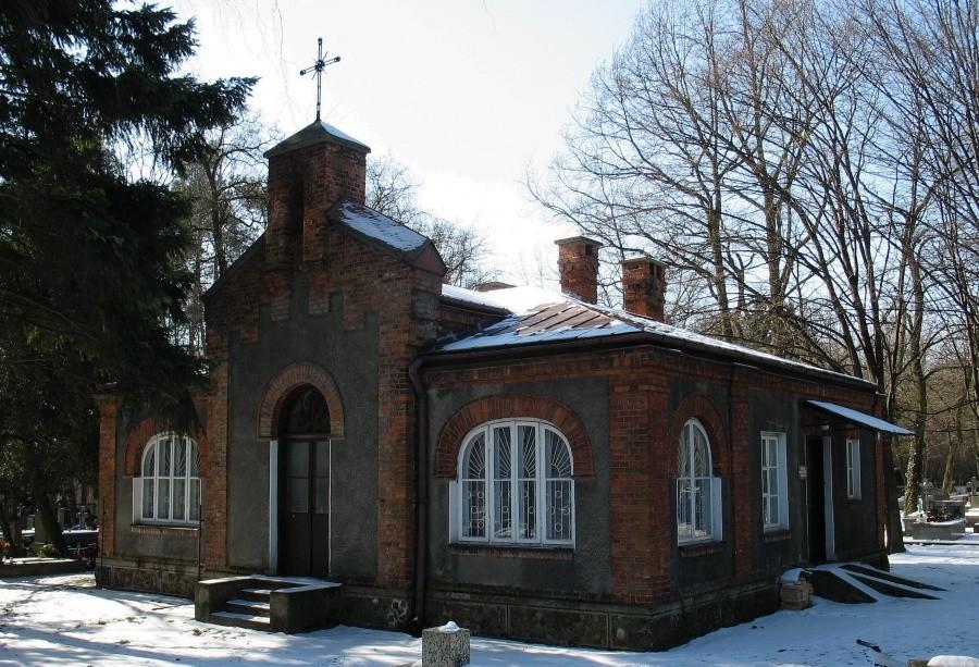 Tworki - budynek prosektorium na cmentarzu przyszpitalnym