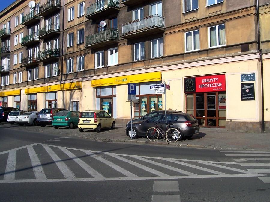 Budynek socrealistyczny i banki.