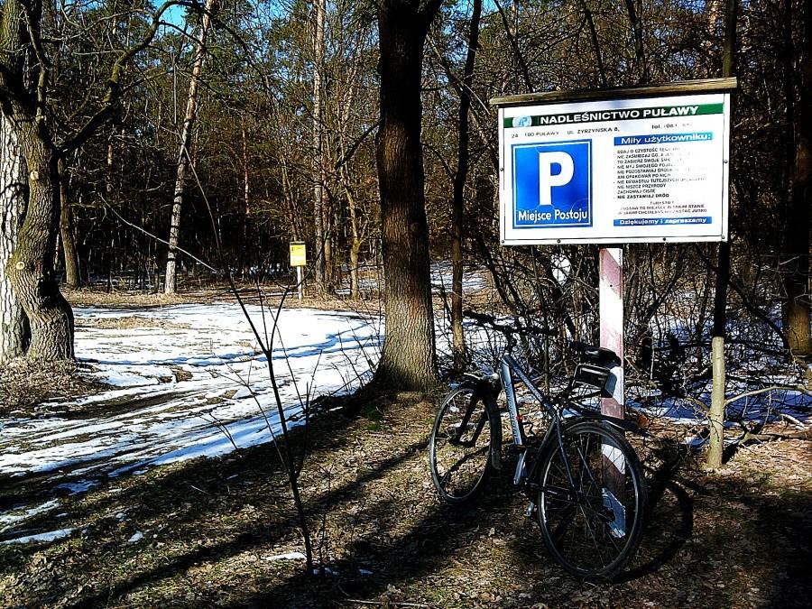 Na parkingu