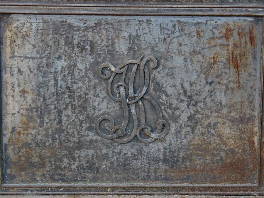 Monogram na bramie wjazdowej