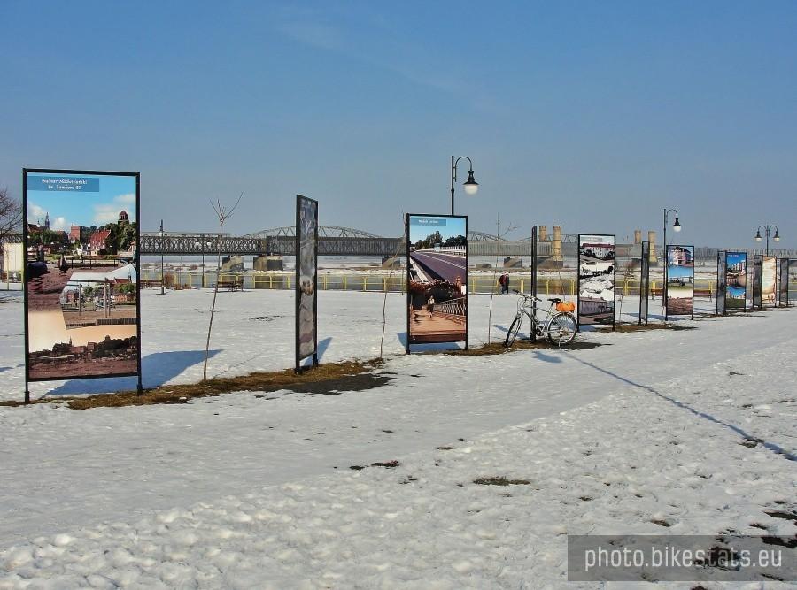 Galeria fotograficzna na Tczewskim bulwarze.