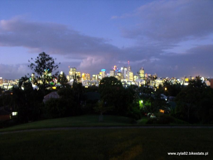 Zapadająca noc nad Brisbane