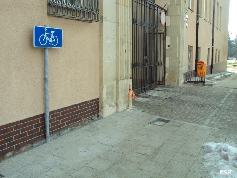 Urząd Miejski w Elblagu - parking dla rowerów.