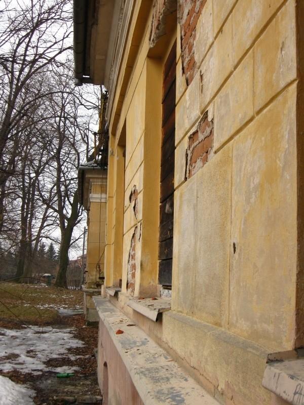 Niszczejący dworek w Słocinie.