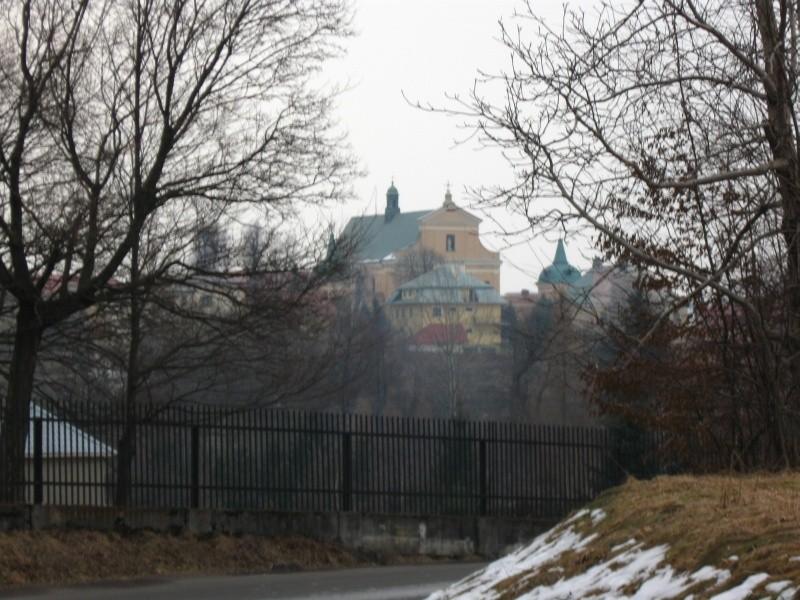 W oddali centrum Tyczyna.