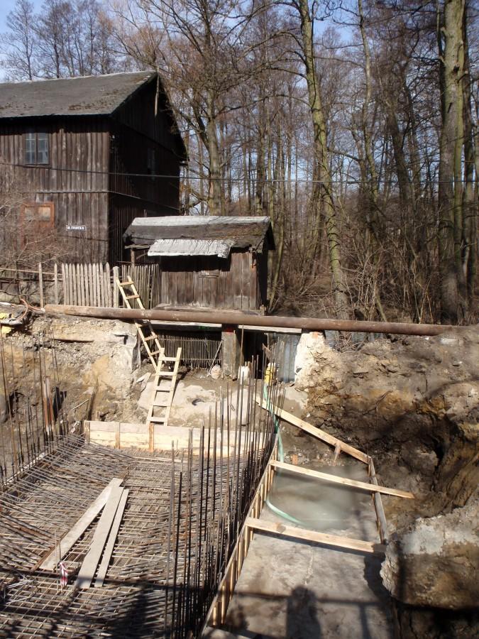 Remont mostu w pobliżu starego młyna w Lelowie